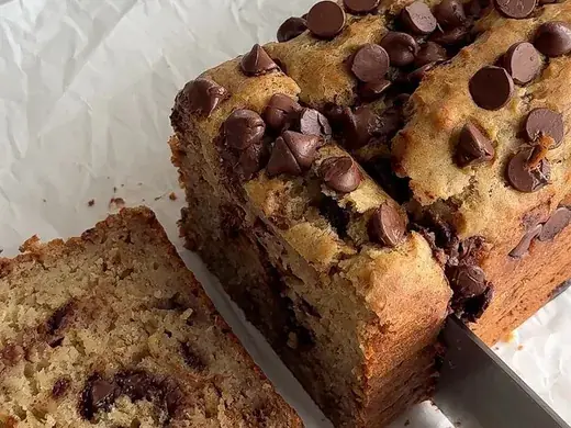 Bolo de banana com aveia e chocolate