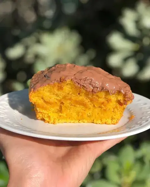 Bolo de cenoura com cobertura
