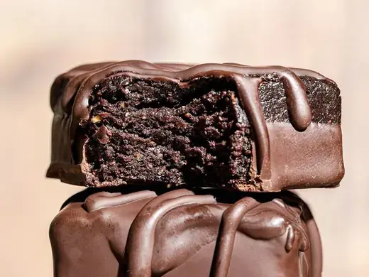 Brownie com cobertura de chocolate