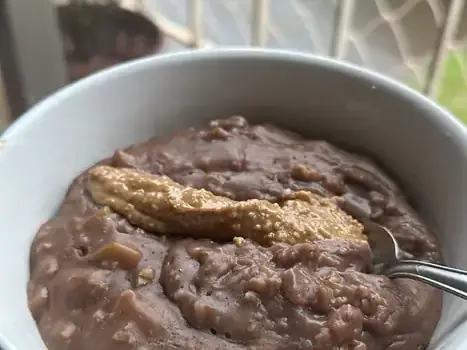 Mingau de aveia com chocolate e pasta de amendoim