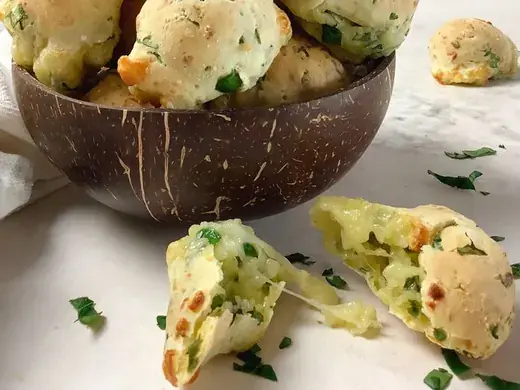 Pão de queijo vegano com espinafre