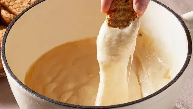 Queijo vegano derretido puxando fio